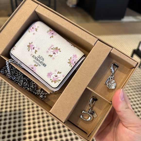 NWT! Coach CAL70 Boxed Mini Wallet Set On A Chain With Floral Print & Charms - Picture 2 of 9